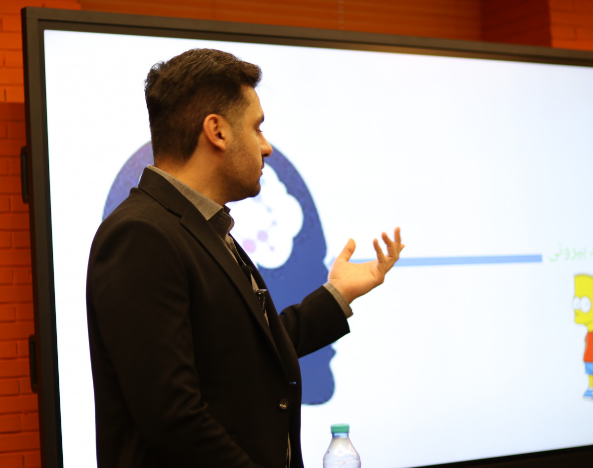 وبینار شمشیر فروشت کلامته با......